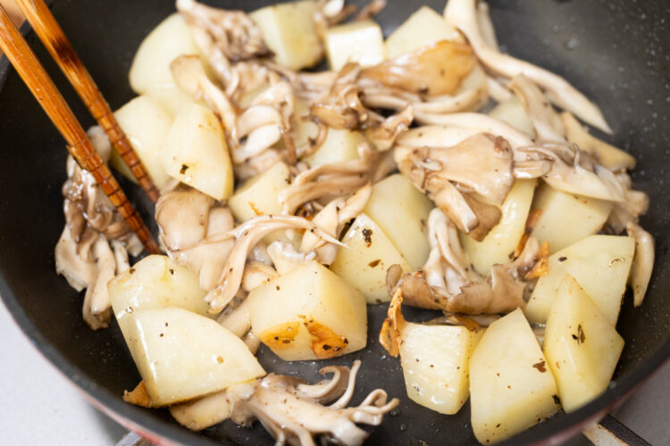 じゃがいもとマイタケを炒める